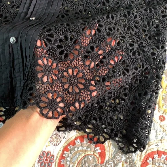 Hinge crocheted floral black top M - Picture 8 of 11